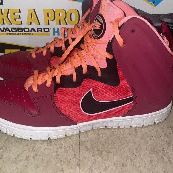 Some red and kinda orange shoes they are a size 8.5 - Picture 2 of 3